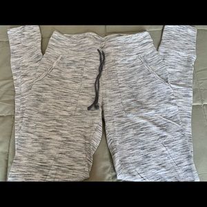 SO white/gray heathered jogger leggings